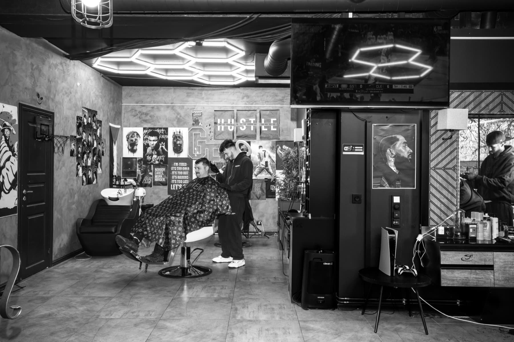 En kunde i barberstolen hos Gulset Fades